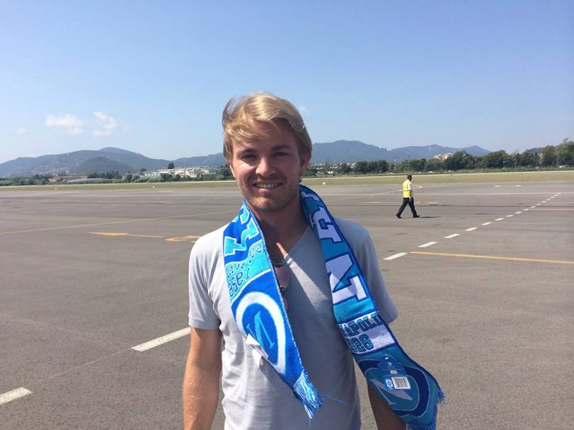 Rosberg  in clima e con la sciarpa del Napoli diventa subito 
